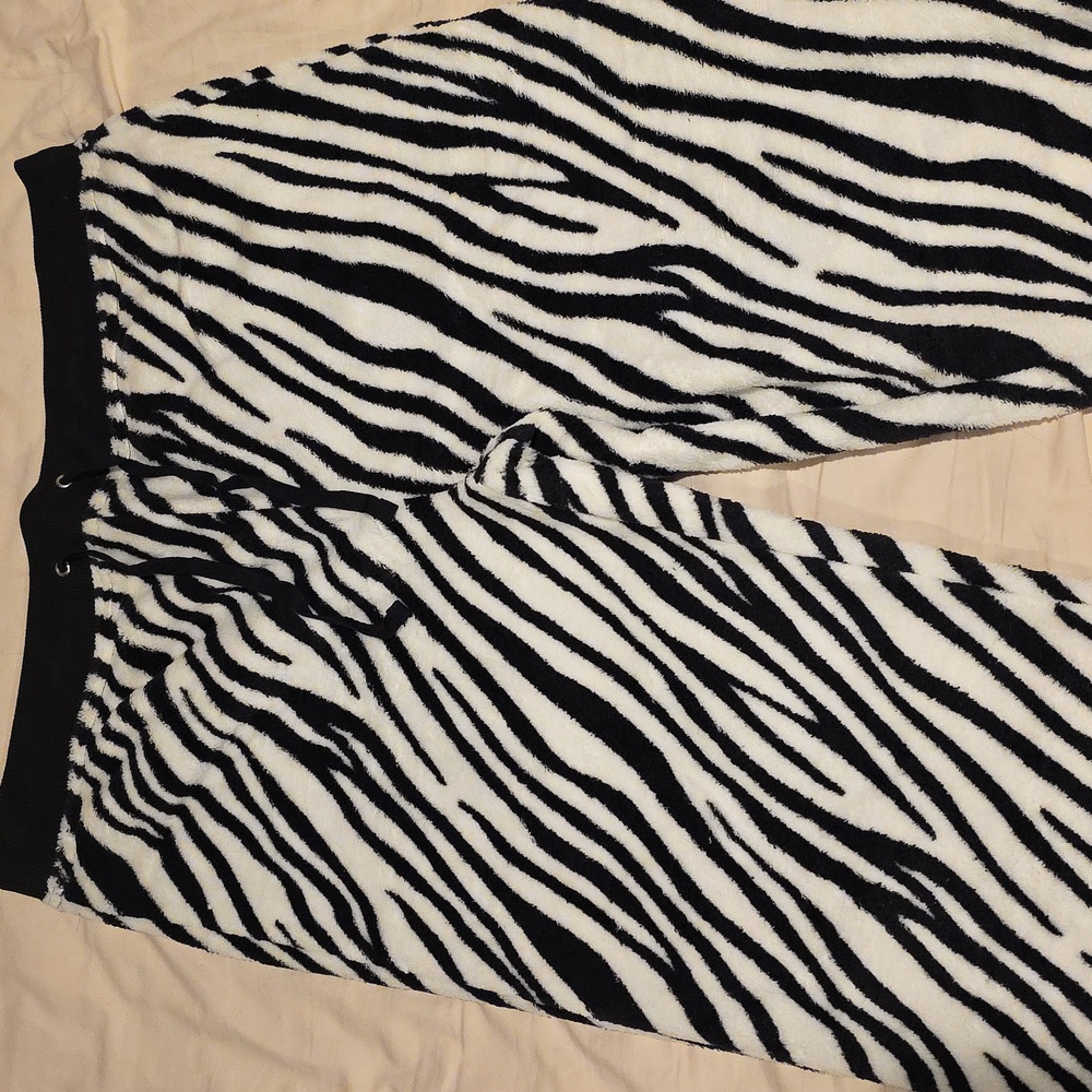 VENUS Black and White Zebra Print Sweat Pants
